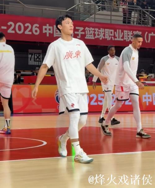 广东半主力出战仍硬刚广州，五连胜没跑爆发萨林杰徐杰撑场面，伤兵满营挡不住韧劲和配合比拼团队真实力